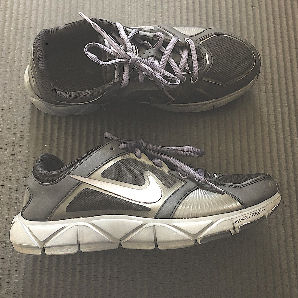 EUC NIKE black & gray training shoe freext women 6.5